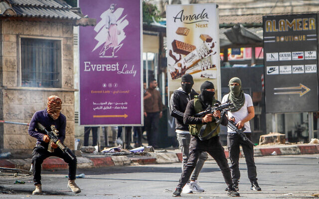 Des hommes armés palestiniens prenant position lors d'un affrontement avec l'armée israélienne dans la ville de Jénine, en Cisjordanie, le 3 juillet 2023. (Crédit : Nasser Ishtayeh/Flash90) Des hommes armés palestiniens prenant position lors d'un affrontement avec l'armée israélienne dans la ville de Jénine, en Cisjordanie, le 3 juillet 2023. (Crédit : Nasser Ishtayeh/Flash90)