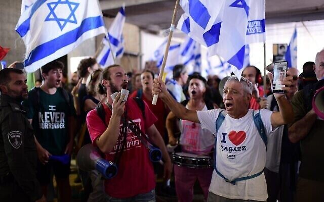 Des manifestants israéliens affrontent la police lors d'une manifestation contre la refonte judiciaire voulue par le gouvernement israélien, à l'aéroport Ben Gurion près de Tel Aviv, le 3 juillet 2023. (Crédit : Tomer Neuberg/Flash90)