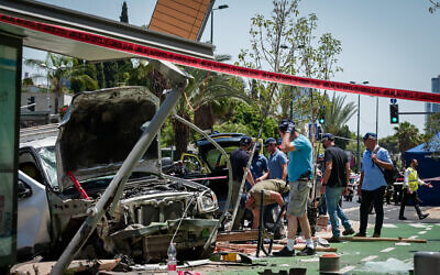 La police et les forces de secours sur les lieux d'un attentat terroriste à la voiture-bélier, dans le nord de Tel Aviv, le 4 juin 2023. (Crédit : Avshalom Sassoni/Flash90)