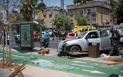 La police et les services de secours sur les lieux d'un attentat terroriste à la voiture-belier, dans le nord de Tel Aviv, le 4 juin 2023. (Crédit : Miriam Alster/Flash90)