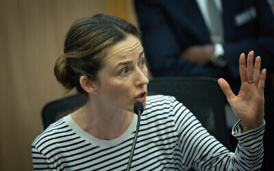 La députée Meirav Cohen prenant la parole lors d'une réunion de la commission de la Constitution, du Droit et de la Justice sur la réforme judiciaire prévue, à la Knesset, à Jérusalem, le 4 juillet 2023. (Crédit : Yonatan Sindel/Flash90)
