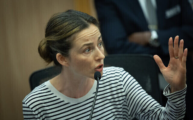 La députée Meirav Cohen prenant la parole lors d'une réunion de la commission de la Constitution, du Droit et de la Justice sur la réforme judiciaire prévue, à la Knesset, à Jérusalem, le 4 juillet 2023. (Crédit : Yonatan Sindel/Flash90)