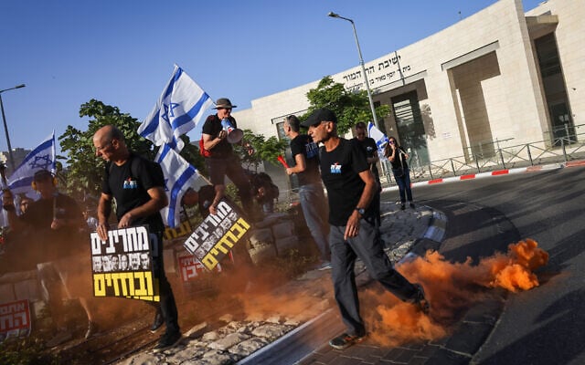 Des activistes protestant contre la réforme du système judiciaire prévue par le gouvernement, devant la yeshiva Har Hamor à Har Homa, à Jérusalem-Est, le 5 juillet 2023. (Crédit : Chaïm Goldberg/Flash90)
