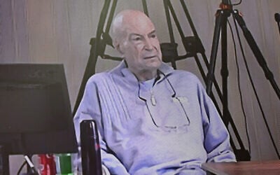 Image d'Arnon Milchan, qui témoigne à distance depuis Brighton au Royaume-Uni, avec le tribunal de Jérusalem, dans le cadre du procès Netanyahu, le 6 juillet 2023. (Crédit : Chaim Goldberg/Flash90)