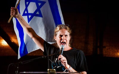 Shikma Bressler s'adressant aux participants d'une manifestation contre le plan de refonte judiciaire, à Tel Aviv, le 8 juin 2023. (Crédit : Avshalom Sassoni/Flash90)