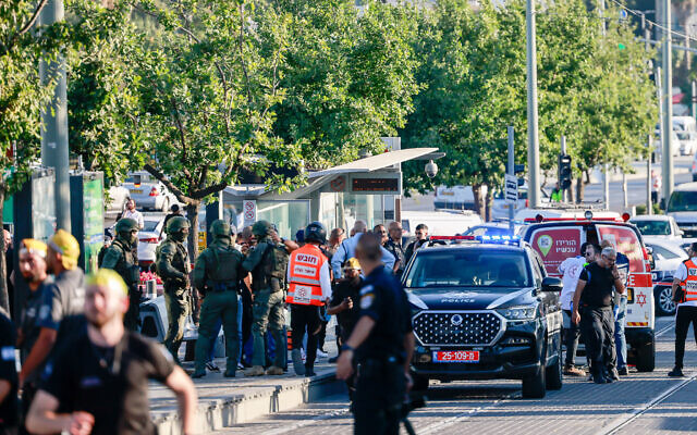 La police et les secours sur les lieux d'une tentative d'attaque au couteau à la station de tramway Givat HaTahmoshet à Jérusalem, le 9 juillet 2023. (Crédit : Chaim Goldberg/ Flash90)