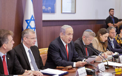 Le Premier ministre Benjamin Netanyahu dirigeant une réunion du cabinet, au Bureau du Premier ministre, à Jérusalem, le 9 juillet 2023. (Crédit : Marc Israel Sellem/POOL)