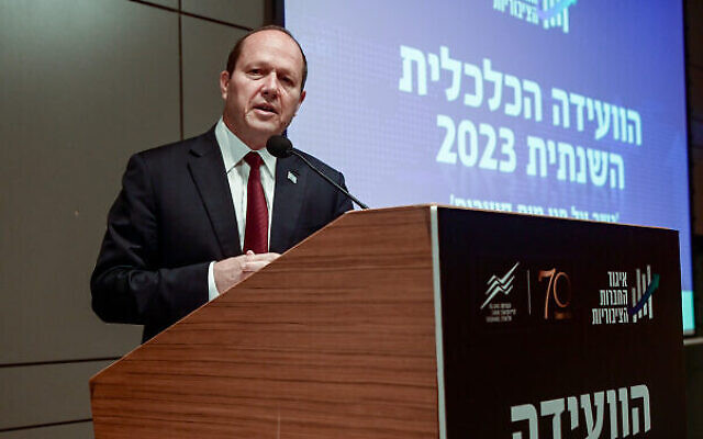 Le ministre de l'Économie Nir Barkat lors d'une conférence à la Bourse de Tel Aviv, le 10 juillet 2023. (Crédit : Avshalom Sassoni/Flash90) Le ministre de l'Économie Nir Barkat lors d'une conférence à la Bourse de Tel Aviv, le 10 juillet 2023. (Crédit : Avshalom Sassoni/Flash90)