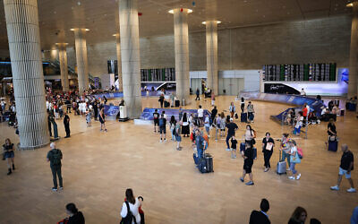 Le hall des arrivées de l'aéroport Ben Gurion, le 11 juillet 2023. (Crédit : Avshalom Sassoni/Flash90)