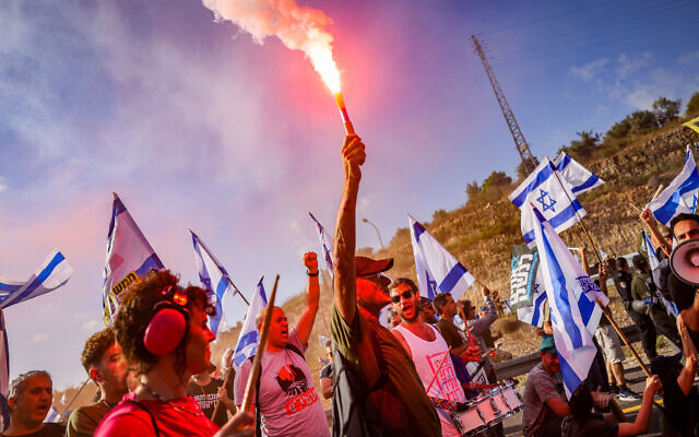 Des manifestants contre la refonte judiciaire bloquent une route et se heurtent à la police lors d'une manifestation contre la refonte judiciaire sur la route numéro 1, près d'Ein Hemed, le 11 juillet 2023. (Crédit : Chaim Goldberg/Flash90)