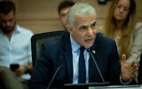 Le chef de l'opposition Yaïr Lapid s'exprimant lors d'une audience de la commission de la Constitution, du Droit et de la Justice de la Knesset sur le projet de loi du "caractère raisonnable", le 11 juillet 2023. (Crédit : Yonatan Sindel/Flash90)