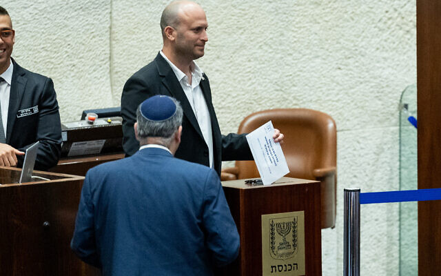 Le député d'Otzma Yehudit Yitzhak Kroizer, lors d'un vote à la Knesset qui l'a nommé à la commission de sélection des juges, le 12 juillet 2023. (Crédit : Yonatan Sindel/Flash90)