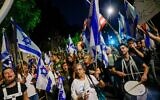 Des manifestants contre la réforme judiciaire protestant près de la résidence du Premier ministre Benjamin Netanyahu, à Jérusalem, le 13 juillet 2023. (Crédit : Chaïm Goldberg/Flash90)