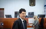 L'avocat du Premier ministre Benjamin Netanyahu, Me Amit Hadad, arrivant à une audience du procès pour corruption en cours au tribunal de Jérusalem, le 19 juillet 2023. (Crédit : Chaïm Goldberg/Flash90)