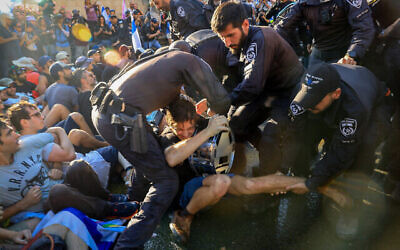 Des manifestants anti-refonte affrontant la police alors qu'ils bloquent la Route Begin à proximité de la Knesset, à Jérusalem, le 24 juillet 2023. (Crédit : Noam Revkin Fenton/Flash90)