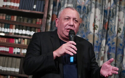 Le député HaMahane HaMamlahti Gadi Eisenkot s'exprimant lors d'une conférence à la Maison Ben Gurion, à Tel Aviv, le 25 juillet 2023. (Crédit : Avshalom Sassoni/Flash90)