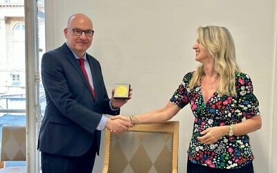 Le diplomate israélien Daniel Saada et la députée française Constance Le Grip, à l’Assemblée nationale, à Paris, le 26 juin 2023. (Crédit : Twitter / Ambassade d'Israël en France)