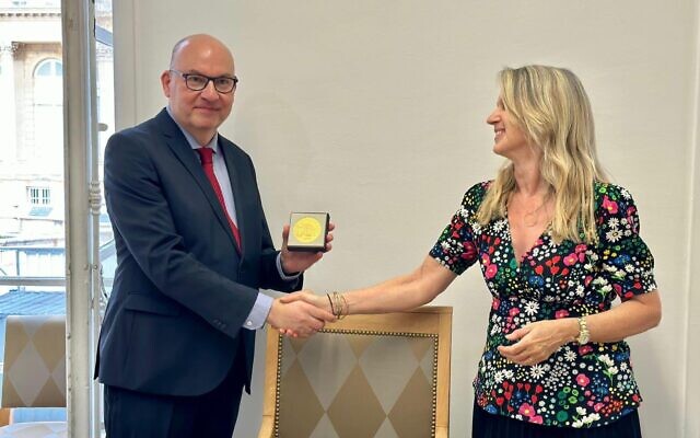 Le diplomate israélien Daniel Saada et la députée française Constance Le Grip, à l’Assemblée nationale, à Paris, le 26 juin 2023. (Crédit : Twitter / Ambassade d'Israël en France) Le diplomate israélien Daniel Saada et la députée française Constance Le Grip, à l’Assemblée nationale, à Paris, le 26 juin 2023. (Crédit : Twitter / Ambassade d'Israël en France)