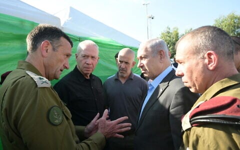 Le Premier ministre Benjamin Netanyahu (2ᵉ à partir de la droite), le chef d'état-major de l'armée israélienne (à gauche), Herzl Halevi, le ministre de la Défense, Yoav Gallant, et Ronen Bar, directeur du Shin Bet (au centre) assistant à un briefing sur la sécurité lors d'une opération de l'armée israélienne, à Jénine, le 3 juillet 2023. (Crédit : Amos Ben Gershom/Bureau de la presse gouvernementale)