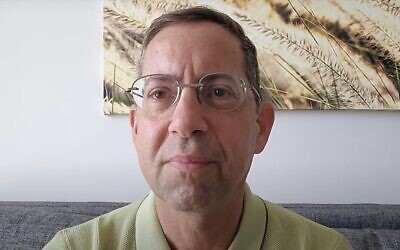 Capture d'écran de la vidéo de Gal Luft, codirecteur de l'Institut pour l'analyse de la sécurité mondiale, qui a fui les autorités américaines en raison de liens illégaux présumés avec la Chine et de trafic d'armes, 7 juillet 2023. (Crédit : YouTube, utilisé conformément à l'article 27a de la loi sur le droit d'auteur)
