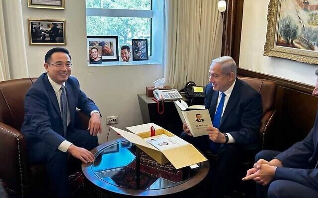 Le Premier ministre Benjamin Netanyahu tenant un exemplaire dédicacé du livre du dirigeant chinois Xi Jinping qui lui a été offert par l'ambassadeur de Chine en Israël Cai Run, au Bureau du Premier ministre, à Jérusalem, le 26 juillet. (Autorisation) Le Premier ministre Benjamin Netanyahu tenant un exemplaire dédicacé du livre du dirigeant chinois Xi Jinping qui lui a été offert par l'ambassadeur de Chine en Israël Cai Run, au Bureau du Premier ministre, à Jérusalem, le 26 juillet. (Autorisation)