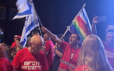 Le professeur Hagaï Levine, au centre, un des leaders des Blouses Blanches - Professionnels de santé pour la démocratie et chef de l'Association israélienne des médecins de santé publique, dirigeant les chants lors du rassemblement de protestation des médecins, à Jérusalem, le 23 juillet 2023. (Crédit : Renée Ghert-Zand/Times of Israel)