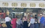 Le stand de noix Moreno sur le marché de Mahane Yehuda en juillet 2023 (Crédit : Jessica Steinberg / Times of Israel)