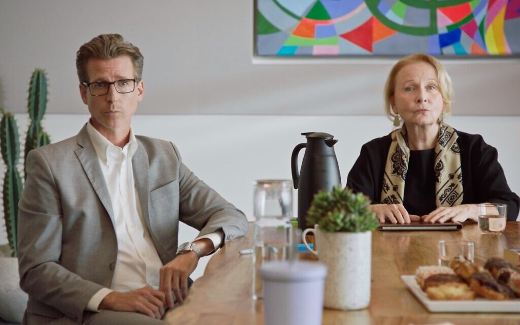 Josh Meyers et Kate Burton dans le court-métrage de Mickey Rapkin, "Anne Frank Gift Shop", qui sortira à l'été 2023. (Autorisation)