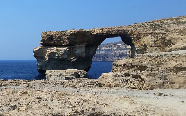 Illustration : Photo prise le 21 juillet 2015 à Malte, avec la Fenêtre Azure, arc calcaire sur l’île de Gozo (Crédit : Amélie Bottolier-Depois/AFP)