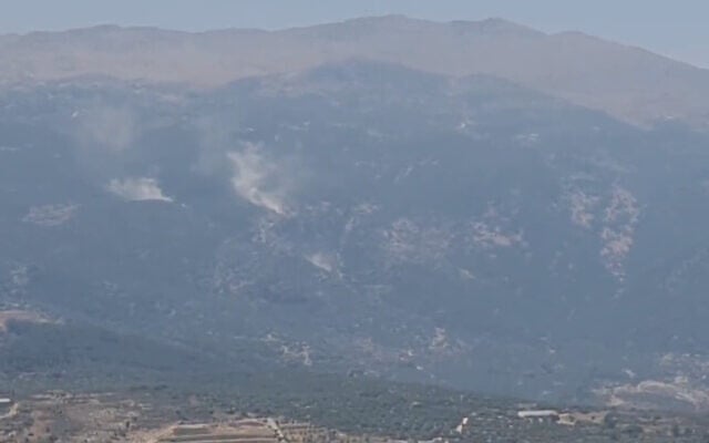 Des explosions visibles au Liban suite à des frappes d'artillerie de l'armée israélienne en réponse à une roquette tirée sur le nord d'Israël, le 6 juillet 2023. (Crédit : Capture d'écran via Twitter) Des explosions visibles au Liban suite à des frappes d'artillerie de l'armée israélienne en réponse à une roquette tirée sur le nord d'Israël, le 6 juillet 2023. (Crédit : Capture d'écran via Twitter)