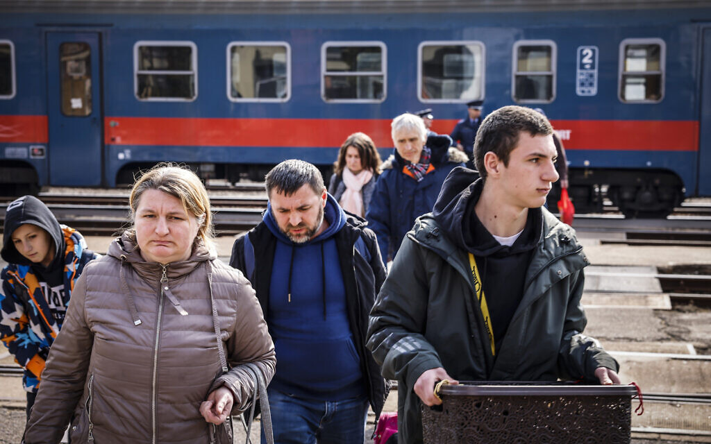 Des réfugiés d'Ukraine arrivent à Budapest, en Hongrie, au mois de mars 2022, une photo présentée dans le cadre "Suis-je le gardien de mon frère" du conservateur Yitzhak Mais. (Autorisation) Des réfugiés d'Ukraine arrivent à Budapest, en Hongrie, au mois de mars 2022, une photo présentée dans le cadre "Suis-je le gardien de mon frère" du conservateur Yitzhak Mais. (Autorisation)