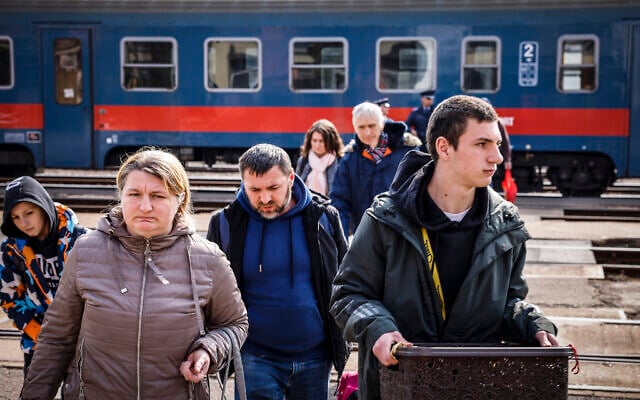 Des réfugiés d'Ukraine arrivent à Budapest, en Hongrie, au mois de mars 2022, une photo présentée dans le cadre "Suis-je le gardien de mon frère" du conservateur Yitzhak Mais. (Autorisation)