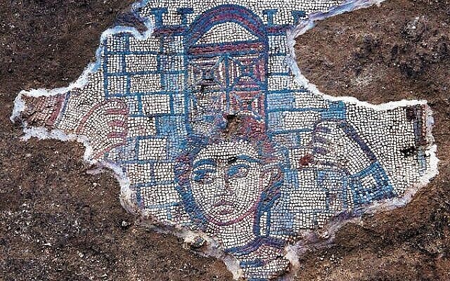 Mosaïque de Samson portant la porte de Gaza sur ses épaules, découverte à Huqoq. (Crédit : Jim Haberman)