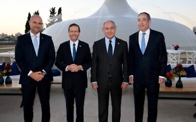 De droite à gauche : L'ambassadeur américain en Israël Tom Nides, le Premier ministre Benjamin Netanyahu, le président Isaac Herzog et le président de la Knesset Amir Ohana lors d'un événement organisé en l'honneur du Jour de l'Indépendance américaine au musée d'Israël, à Jérusalem, le 3 juillet 2023. (Crédit : Ambassade des États-Unis à Jérusalem) De droite à gauche : L'ambassadeur américain en Israël Tom Nides, le Premier ministre Benjamin Netanyahu, le président Isaac Herzog et le président de la Knesset Amir Ohana lors d'un événement organisé en l'honneur du Jour de l'Indépendance américaine au musée d'Israël, à Jérusalem, le 3 juillet 2023. (Crédit : Ambassade des États-Unis à Jérusalem)