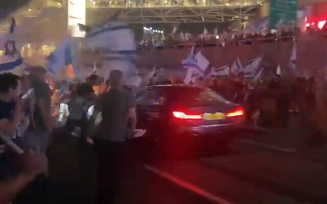 Une voiture fonçant sur des manifestants anti-gouvernement bloquant l'autoroute Ayalon à Tel Aviv, 5 juillet 2023. (Crédit : Capture d'écran vidéo de Michel Braunstein ; utilisée conformément à l'article 27a de la loi sur le droit d'auteur)