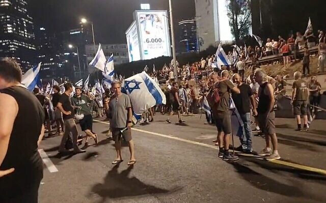 Manifestants sur l'autoroute Ayalon, le 5 juillet 2023. (Crédit : Capture d'écran Facebook)
