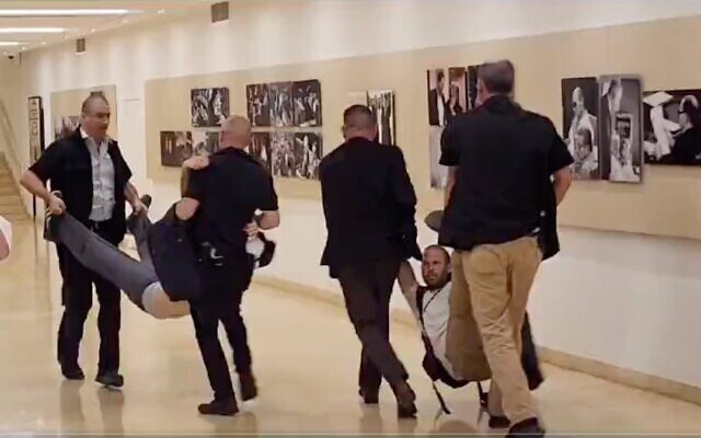 Des activistes opposés à la réforme judiciaire expulsés de la Knesset, le 10 juillet 2023. (Crédit : Capture d'écran de Twitter ; utilisée conformément à la clause 27a de la loi sur le droit d'auteur) Des activistes opposés à la réforme judiciaire expulsés de la Knesset, le 10 juillet 2023. (Crédit : Capture d'écran de Twitter ; utilisée conformément à la clause 27a de la loi sur le droit d'auteur)