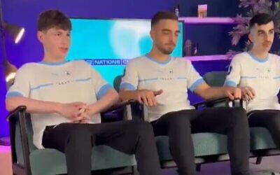 L'équipe israélienne de la Coupe du Monde FIFAe 2023, lors d'une interview à Riyad, le 8 juillet 2023. (Capture d'écran vidéo Twitter: utilisée conformément à l'article 27a de la loi sur les droits d'auteur)