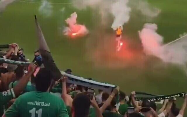 Illustration : Des fusées éclairantes ont été tirées sur le terrain lors d'un match de football entre le Maccabi Haïfa et les Spartans de Hamrun au stade Centenary de Malte, le 11 juillet 2023. (Capture d'écran vidéo Twitter: utilisée conformément à l'article 27a de la loi sur les droits d'auteur) Illustration : Des fusées éclairantes ont été tirées sur le terrain lors d'un match de football entre le Maccabi Haïfa et les Spartans de Hamrun au stade Centenary de Malte, le 11 juillet 2023. (Capture d'écran vidéo Twitter: utilisée conformément à l'article 27a de la loi sur les droits d'auteur)