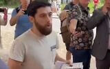 Un militant musulman prend la parole devant l'ambassade d'Israël en Suède où il avait obtenu l'autorisation de brûler une Torah. L'homme a déclaré qu'il n'avait pas l'intention de brûler un livre saint et qu'il voulait seulement attirer l'attention sur la récente mise à feu du Coran dans le pays. (Crédit : capture d'écran/utilisée conformément à l'article 27a de la loi sur le droit d'auteur)