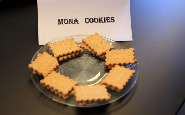 Des biscuits spéciaux développés par docteur Mona Kidon, directrice de la clinique d'allergologie pédiatrique à l'Hôpital pour enfants Safra du Centre hospitalier Sheba, pour prendre en charge les enfants gravement allergie à la cacahuète. (Crédit : Hôpital Sheba)