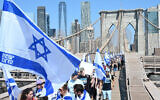 Des militants israéliens opposés à la réforme du système judiciaire défilant sur le pont de Brooklyn, à New York, le 23 juillet 2023. (Crédit : UnXeptable)