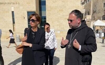 L'abbé Nikodemus Schnabel, à droite, et la ministre allemande de l'Éducation et de la Recherche Bettina Stark-Watzinger sur la place du mur Occidental à Jérusalem, le 19 juillet 2023. (Capture d'écran :  Twitter; used in accordance with Clause 27a of the Copyright Law)