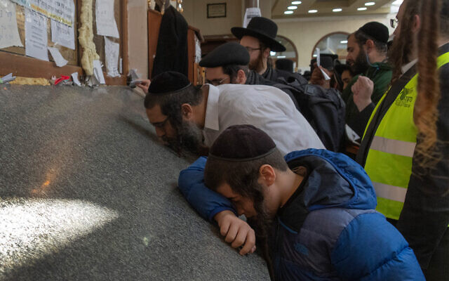 Un fidèle prie sur la pierre tombale de Rabbi Nahman de Breslev dans la ville d'Ouman, à 200 kilomètres au sud de Kiev, la capitale de l'Ukraine, le 25 septembre 2022. (Crédit : Efrem Lukatsky/AP Photo) Un fidèle prie sur la pierre tombale de Rabbi Nahman de Breslev dans la ville d'Ouman, à 200 kilomètres au sud de Kiev, la capitale de l'Ukraine, le 25 septembre 2022. (Crédit : Efrem Lukatsky/AP Photo)