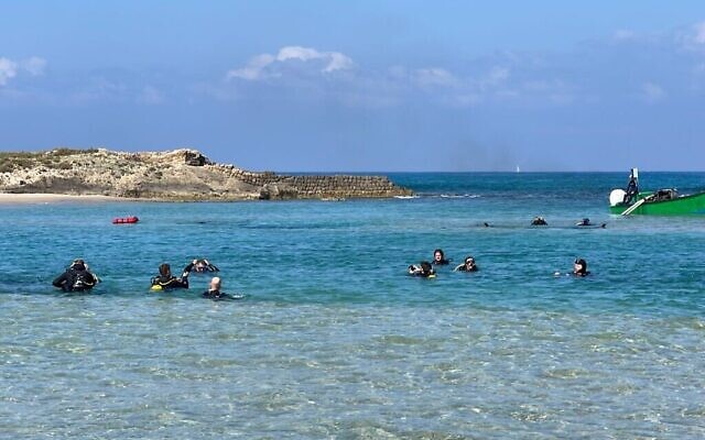 Des étudiants reviennent de fouilles archéologiques sous-marines à Dor Beach le 9 mai 2023. Le lagon de Dor Beach recèle 26 sites archéologiques connus contenant des épaves ou des cargaisons. (Crédit : Melanie Lidman/Times of Israel