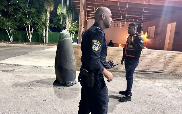 Le nez de ce qui semble être un missile anti-aérien S-200, lancé depuis la Syrie, après avoir explosé au-dessus d'Israël et atterri dans la ville méridionale de Rahat, le 1er juillet 2023. (Autorisation) Le nez de ce qui semble être un missile anti-aérien S-200, lancé depuis la Syrie, après avoir explosé au-dessus d'Israël et atterri dans la ville méridionale de Rahat, le 1er juillet 2023. (Autorisation)