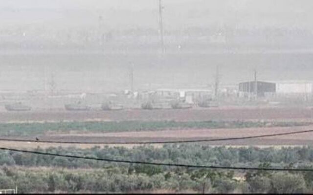 Des véhicules blindés de l'armée israélienne à la périphérie de la ville de Jénine, en Cisjordanie, le 3 juillet 2023. (Crédit : Réseaux sociaux)