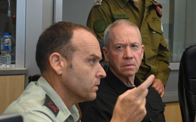 Le ministre de la Défense Yoav Gallant, à droite, avec des officiers militaires dans une salle des opérations de Tsahal lors d'une opération dans la ville de Jénine, en Cisjordanie, le 3 juillet 2023. (Crédit : Ariel Hermoni/Ministère de la Défense)