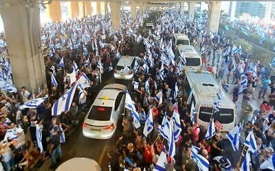 Les Israéliens manifestent contre le plan de refonte du système judiciaire avancé par le gouvernement du Premier ministre Benjamin Netanyahu à l'aéroport Ben Gurion, près de Tel Aviv, le 3 juillet 2023. (Crédit : Amir Goldstein)