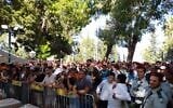 Des Israéliens assistent aux funérailles du soldat David Yehuda Yitzhak, tué à Jénine, au cimetière militaire du mont Herzl à Jérusalem, le 5 juillet 2023. (Crédit : Municipalité de Beit El)